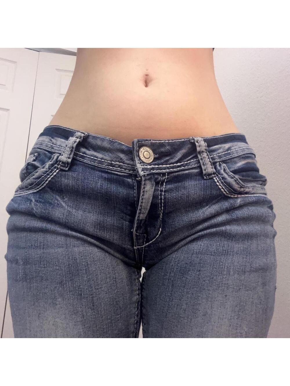 Low rise flared jeans embroidered pockets